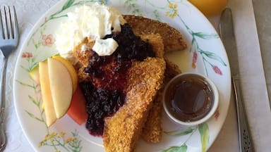 Cute little place with AMAZING food. Open for breakfast and lunch. Uses locally sourced ingredients, and creative recipes. I had the crunchy French toast with blueberry sauce and lemon curd. YUM!  