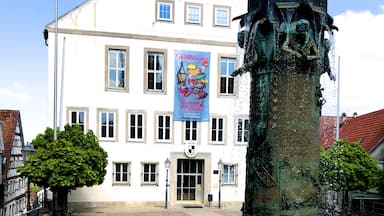 The New Town Hall on the market square in Hechingen is the seat of the mayor, the city council and the headquarters of the city administration. The seven-storey building was built between 1956 and 1958 according to plans by Paul Schmitthenner in the classicist style, and the first mention of a town hall in Hechingen dates from 1461.