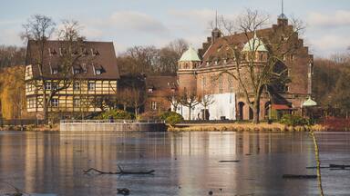 I used the sticks on the frozen lake as a foreground to the beautiful palace. 