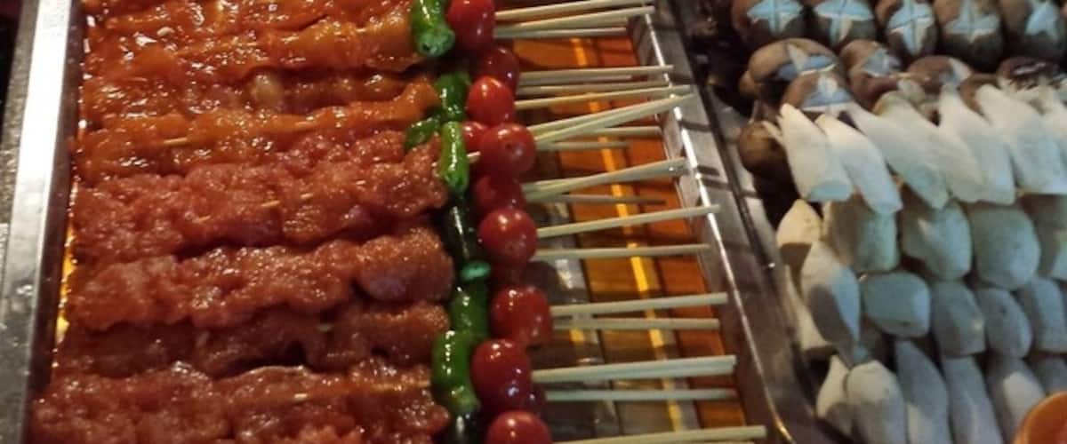 The street of Khao San in Bangkok is a party place at night! So alive, so fun, and so much....FOOD!!! Never have I seen a place with so much variety of food than Bangkok!