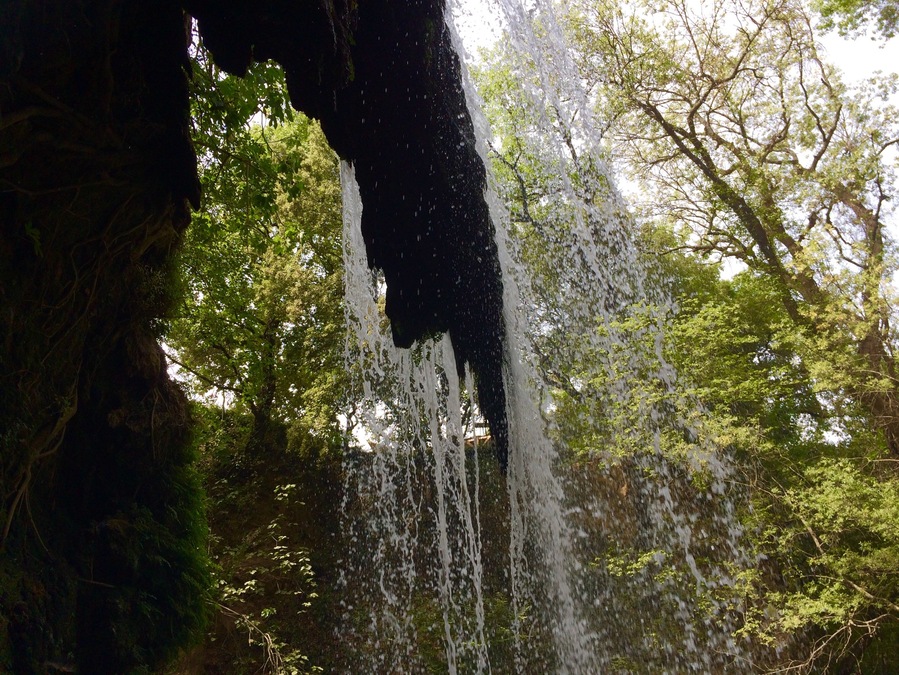 Vu de l'intérieur de la cascade du grand Baou " le val "