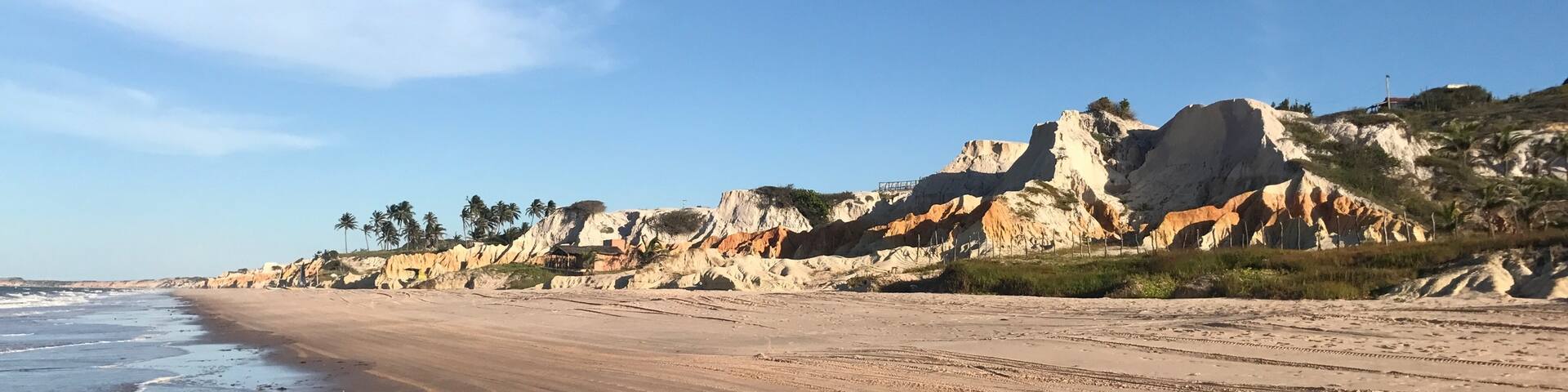 Tanta tranquilidade só aqui, horas caminhando sem ver ninguém , só o mar e você.