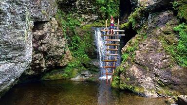 An easy to access swimming hole with a ladder to explore the waterfalls gorge. Only about a 2.5km hike in. 