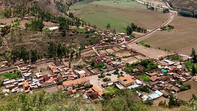 A view of the beautiful Sacred Valley. We stopped immediately when we saw this gorgeous outlook. #lifeatexpedia