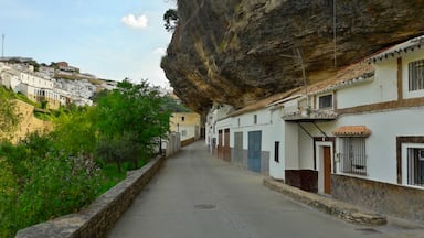 Häuser im Felsen in Setenil de las Bodegas.

Houses in Rocks at Setenil de las Bodegas.