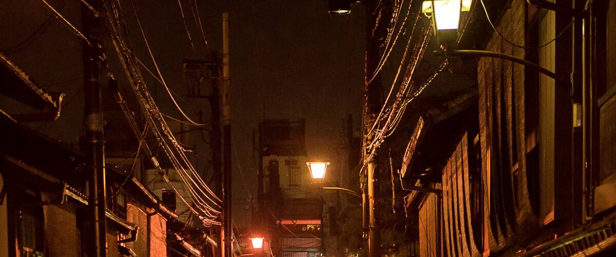 Strolling through Gion's alleyways on rainy nights feels like being transported back to a bygone era.