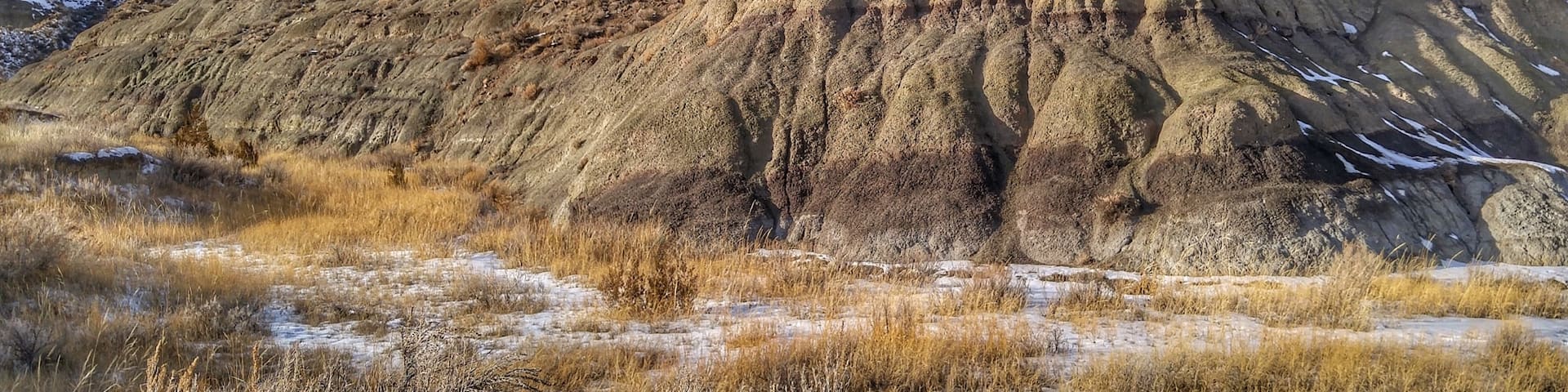 If you’re into crazy scenery, signs that warn of rattlesnakes and Montana beauty and adventure then Makoshika State Park in Glendive Montana is your place! Amazing views, hikes and scenery. #hiking