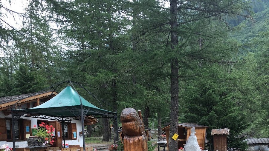 Beautiful campsite in the Val Ferret outside Courmayeur, lying directly beneath the Grandes Jorasses and serving fabulous home-baked pizza and bread!