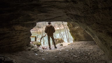 An interesting cave with historical links.
View a video overview of the cave here:  https://www.hdcarolina.com/episode/boones-cave