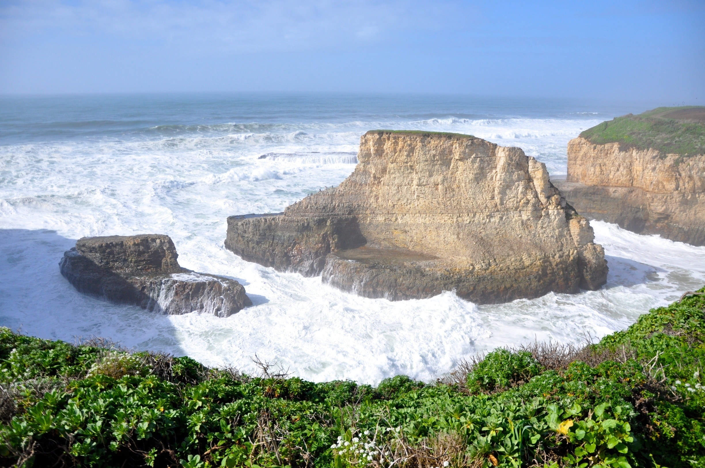 Este litoral presente amplias áreas verdes que están rodeadas de rocas y aguas cristalinas. Foto: Mediaim Expedia. 