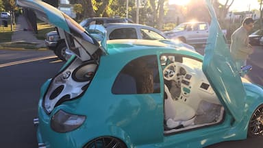 Los hombres estacionan sus autos en la costanera, con la música en alto 