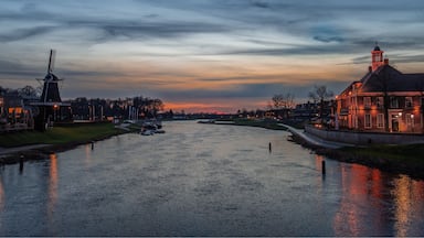 This shot I toke when I was driving home and when I crossed the river “de Vecht” I noticed the beautiful sundown. Ommen is a nice place to visit when you’re in the Netherlands.