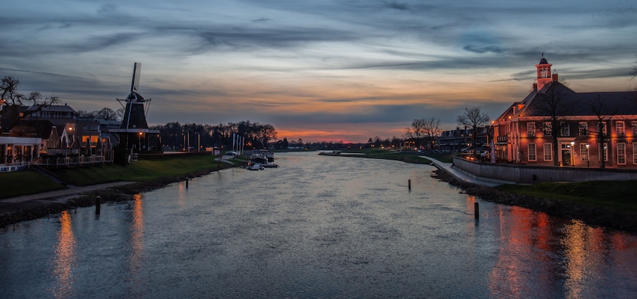 This shot I toke when I was driving home and when I crossed the river “de Vecht” I noticed the beautiful sundown. Ommen is a nice place to visit when you’re in the Netherlands.