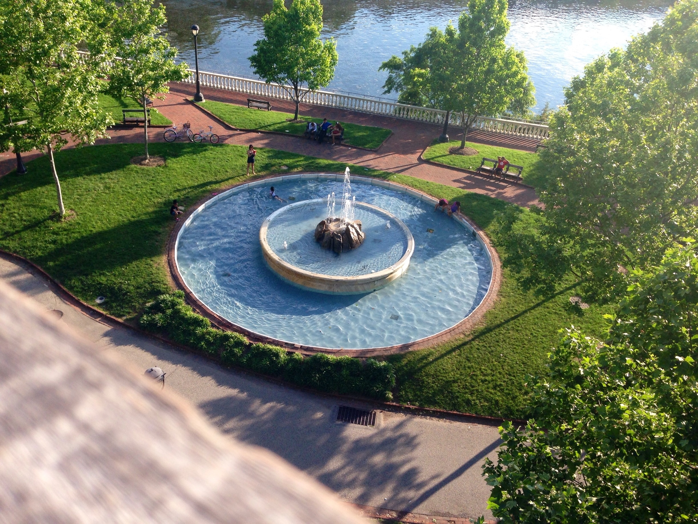 Fountain viewed from pathways near Philadelphia Museum of Art and Fairmount Waterworks.