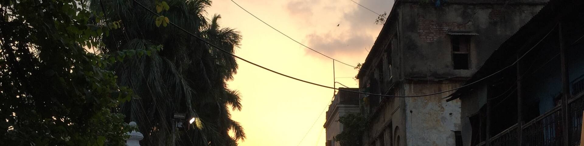 Beautiful sunset near Marble Palace in #Kolkata. Living here for a month was unforgettable, made even more so by my journalist internship at The Telegraph. This snippet of a bustling street is just one of thousands crammed into a city with history spanning over two millennia. It’s a truly invigorating place and not for the faint hearted, but I faced every challenge (the weather, roads, spice levels are some of many) head on and absolutely loved it! I’d say my favourite aspect to it is it’s mix of crumbling my Victorian architecture and bustling markets crammed into every street, that and the people here have a special warmth which adds to the city’s vibrancy.