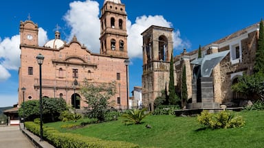 The main square of the village of Tapalpa features two churches: the stone-built Templo Viejo (Old Temple), and the red-brick Templo Nuevo (New Temple).