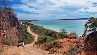 La Bahia cristallina di 7 km più irraggiungibile della Repubblica Dominicana! Qui non esistono strutture, fuorché un ristorante qualche km indietro, e l'unica soluzione è dormire in una delle tende attrezzate lungo la spiaggia accanto... giuro che ne vale ogni sofferenza. Il centro abitato più vicino si può considerare "Pedernales", sul confine con le Haiti.