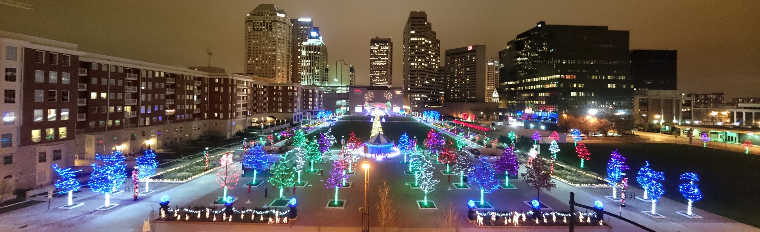 The #CCHolidayLights @ColumbusCommons

Over 300,000 LED lights decorate the downtown park!