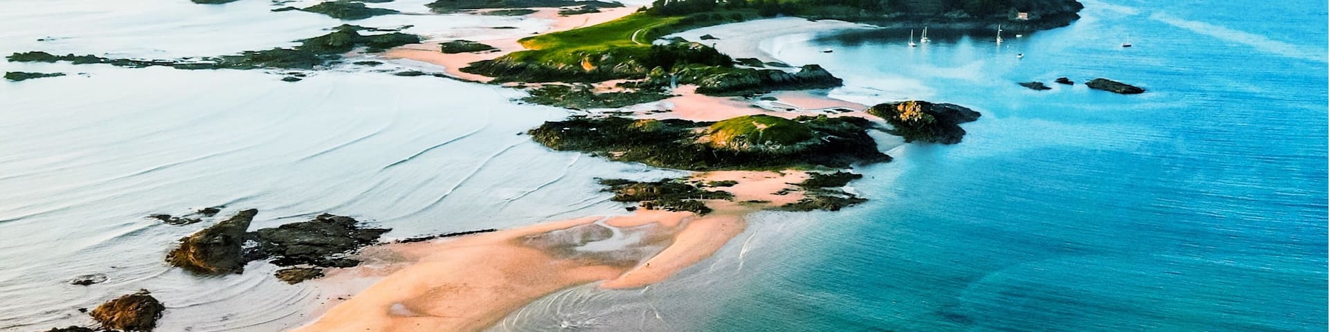 "Enez Bihan" or small island in Breton is quite the definition that is given to the Archipelago Ebihens. The archipelago, a jewel of the Emerald Coast, which extends the peninsula of Saint-Jacut-de-la-Mer, is one of the few private islands of Brittany.
Unless you have a boat, the only way to visit the island is to walk at low tide. Between sandbanks and small threads of water, the ride between the land and the island is already a great adventure.