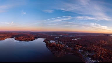 Sunrise drone shot of Lake Wallenpaupack. The perks of waking up early. 


#roadtrip #pennsylvania
#poconomountains #parks #sunrise
#nature