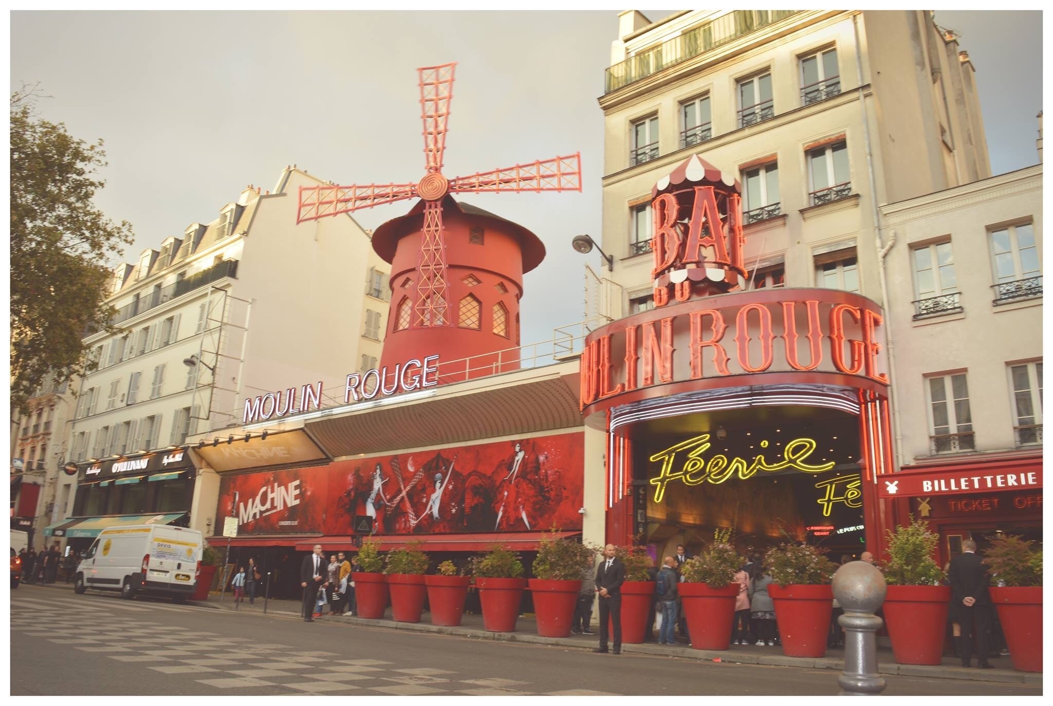 La Machine Du Moulin Rouge Paris Vacation Rentals House Rentals And More Vrbo