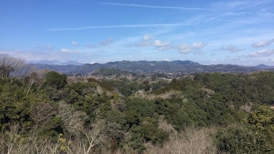 It’s a view from the castle ruins in the upper part of the mountain in Takeda-shi, Oita. I see the Kuju mountains in beautiful shape.