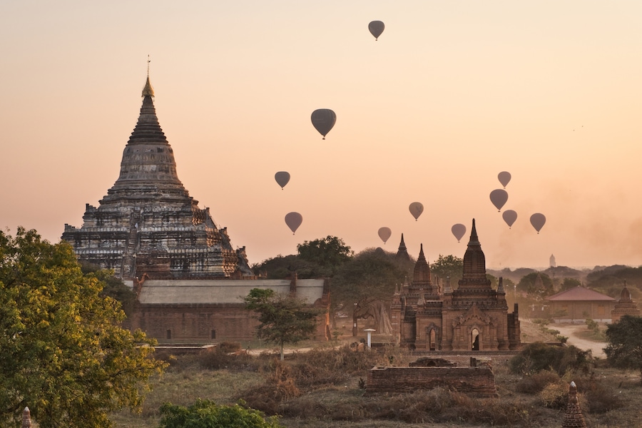 Sunrise over the temples of the mystical Bagan. Worth to get up at 4am to watch the Ballons rise above this mystical place!
#BvS100k
#BvSSquad