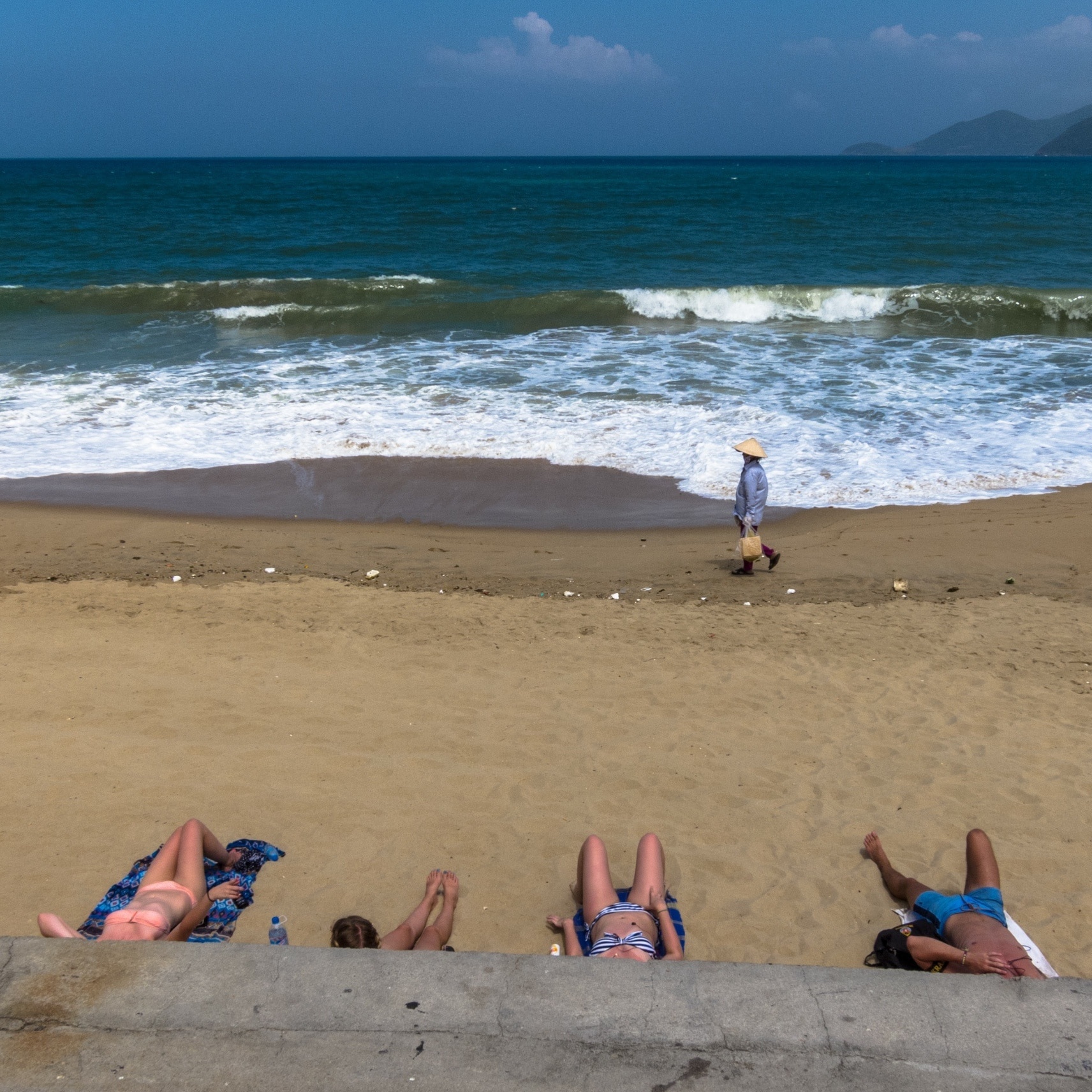 Relax by the sea in Nha Trang in Vietnam.
#sea
#vietnam