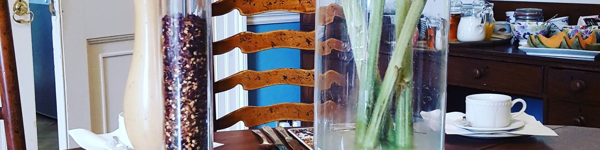 Quirky furnished guest house 20 mins walk into Bath centre. Warm welcome and very pet friendly.This is the lovely breakfast room.:)