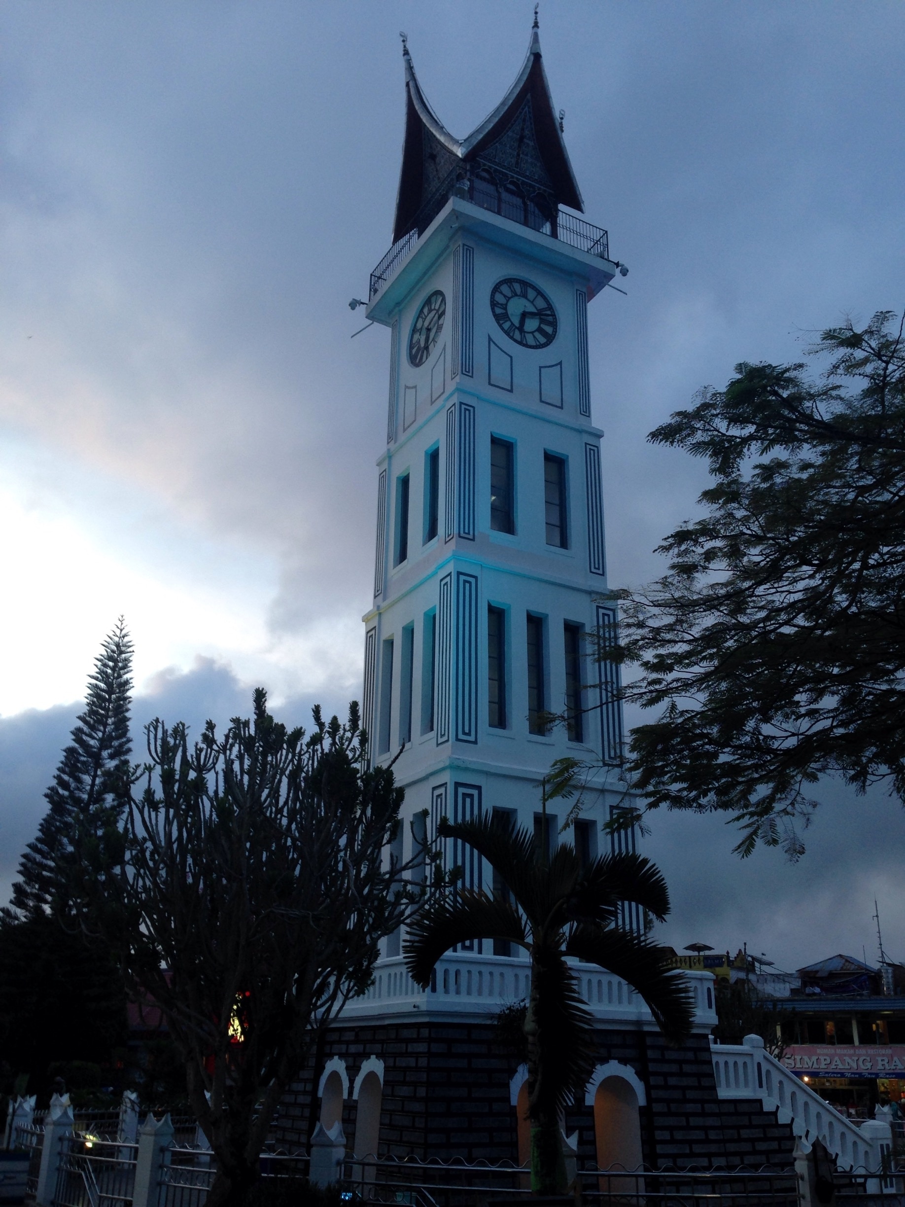 Bukit tinggi city with Gadang clock monument located in front of Pasar Tinggi #monument #lateafternoon #bukittinggi #padang #westsumatra #nofilter 