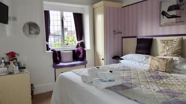 Bed & Breakfast
#TroveOnTuesday
#LikeALocal