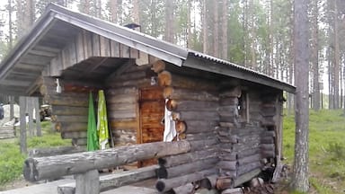 Old wooden sauna next to a lake
#Takeahike