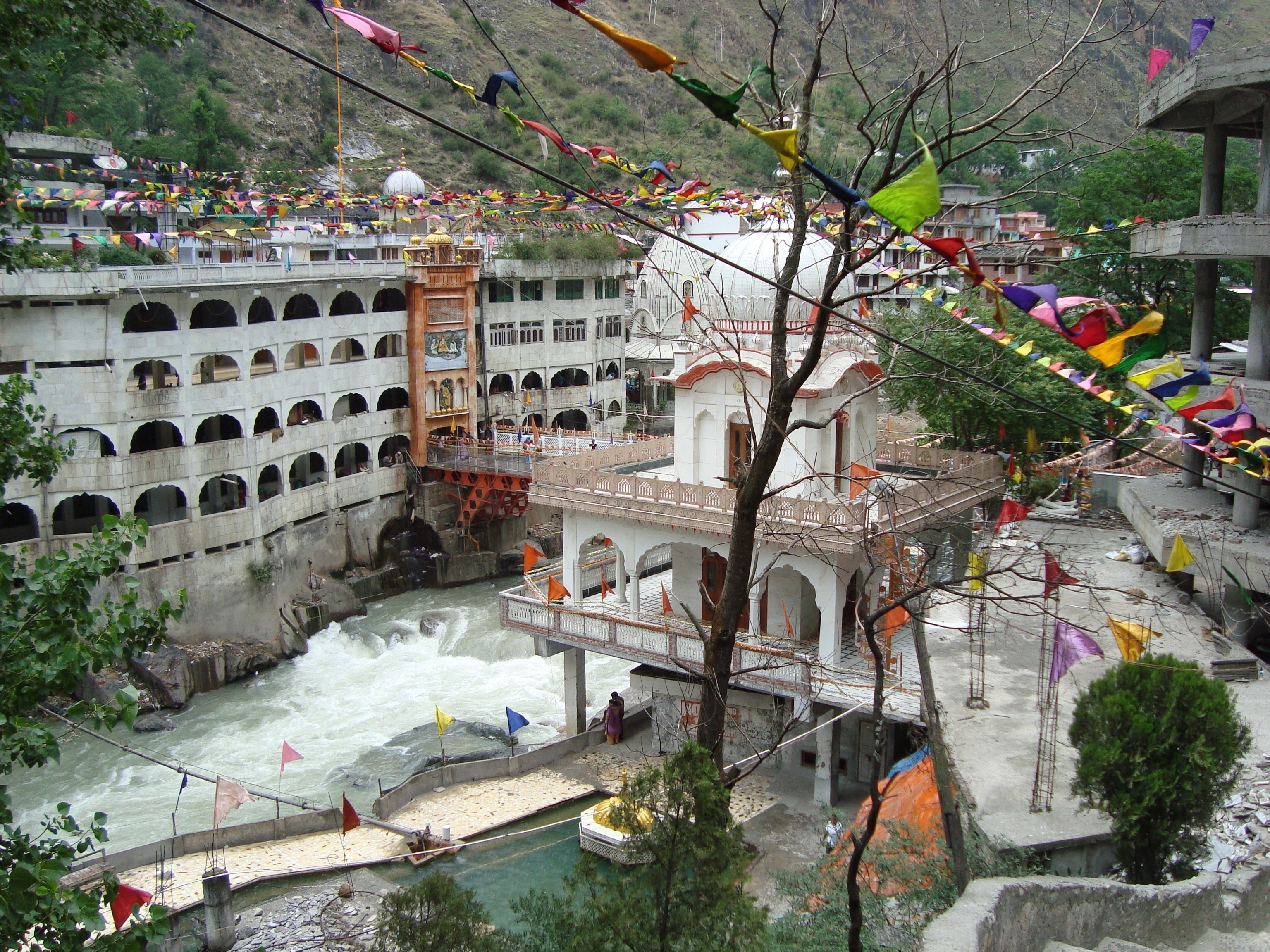 Hot Water Springs and Manikaran Sahib Gurudwara  - The place is located at an altitude of 1760m  with natural hot water springs and beautiful landscapes. The water is so hot that rice for the “langar” (food in Gurudwara) is cooked by putting it in a linen-bag and dipping it into the boiling water.

#troveron #kullu #incredibleindia #manikaran 