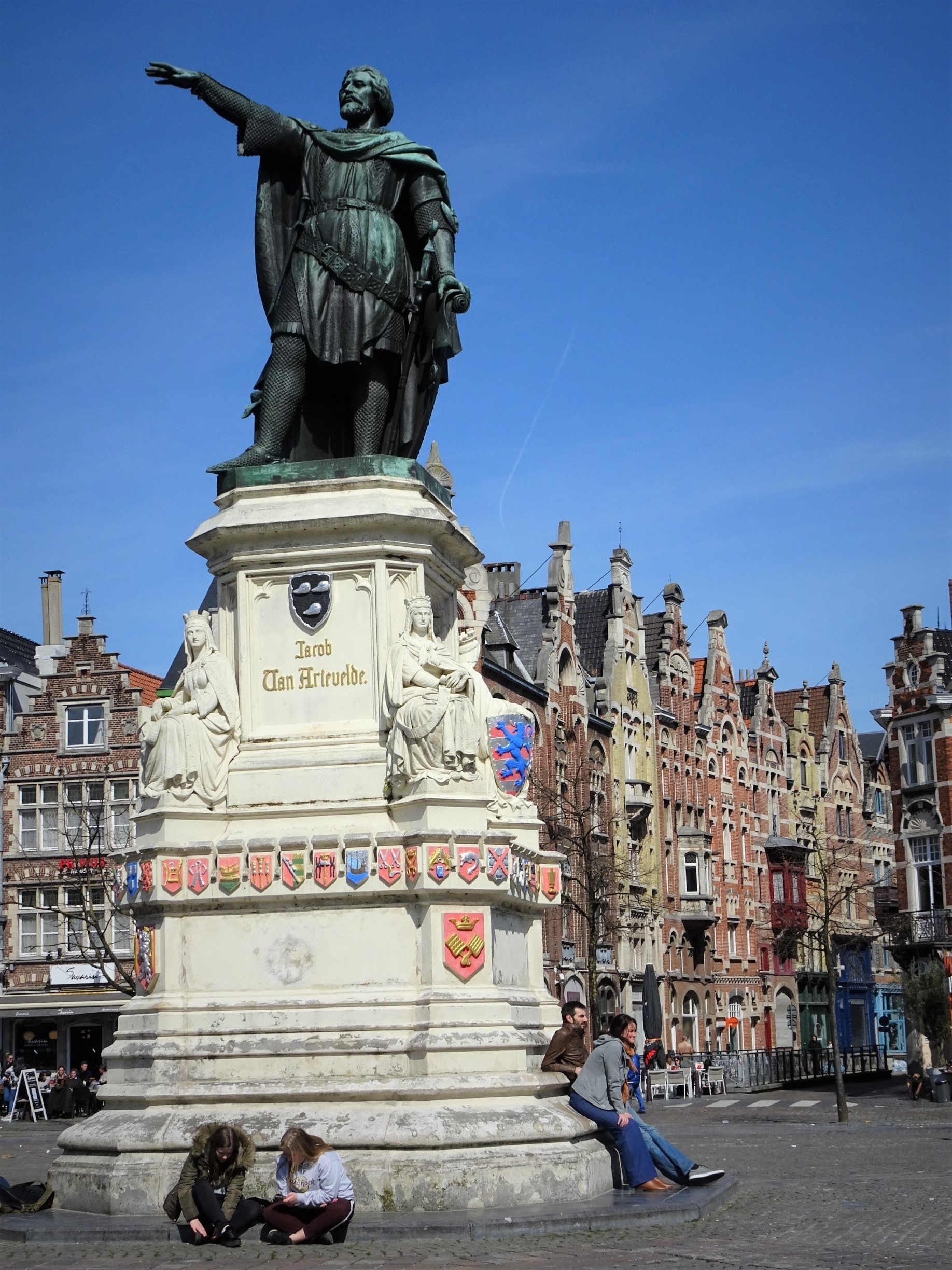 “Vrijdagsmarkt” or Friday Market Square with the statue of Jacob van Artevelde.
The Flemish leader Jacob van Artevelde managed to undo the boycott of English wool imports during the Hundred Years’ War between England and France in the 14th century. The textiles industry in Ghent was revived and Artevelde was hailed a hero. In 1345 he was murdered during a riot. Since 1863 his statue has been pointing to England. #Ghent  #History