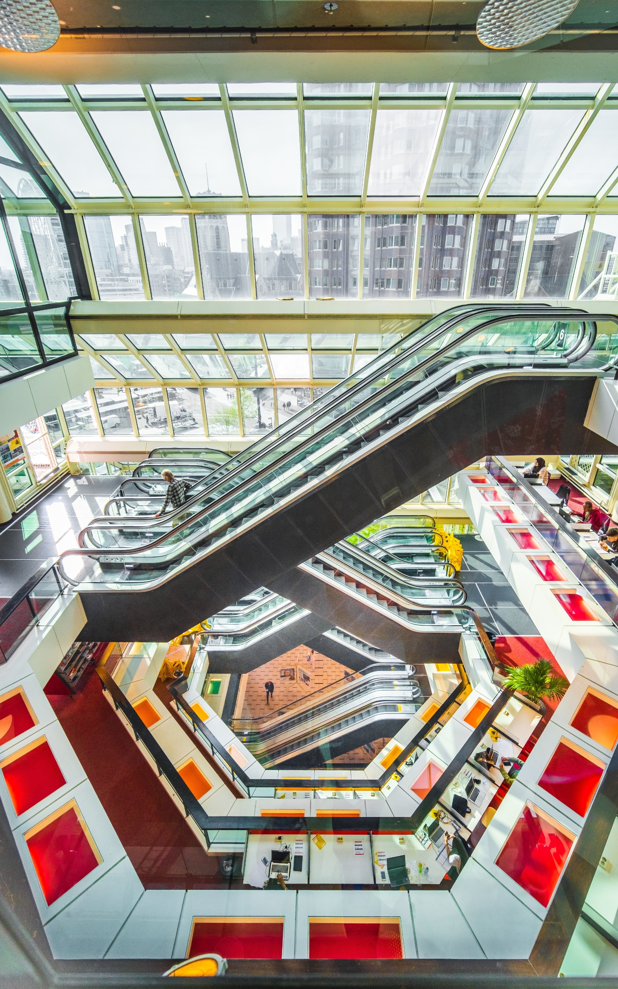 The Rotterdam Central Library, designed and built by the architectural office of Van den Broek en Bakema, was completed in 1983 and features a great bright atrium. Located right next to the Markthal and the Cube houses !