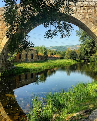 • Enjoy the views •
Many bridges with fortified towers were erected, almost all disappeared; however still exists in Portugal Ucanha of bridge which is in excellent conditions, located in the municipality of Sambucus whose tower is just over the settlement.
The bridge has a board easel, sheltered by high parapet formed by well-equipped ashlars. Based on 5 arcos ogivais, ruggedized upstream hoist by tides. The central arch, much broader than the other will have a large.
Please make sure to also visit the tower and enjoy a cool meal at the end of the bridge .