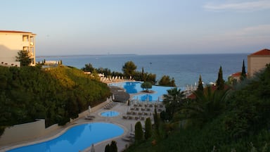 Lovely all inclusive hotel. All suites. Great for families, two great outdoor pools plus an indoor one and private beach. 