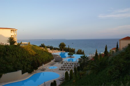 Lovely all inclusive hotel. All suites. Great for families, two great outdoor pools plus an indoor one and private beach. 
