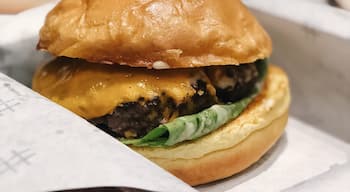 Pound's Backyard Cheeseburger might be simple but it looks and tastes soooo good! House ground beef patty on a homemade brioche bun, nothing beats homemade, right? 😋 #TroverFoodies