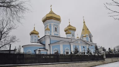 The Ciuflea Monastery was constructed in 1858, although under Soviet Rule, became an exhibition in 1962. It reverted to a monastery in 2002. Certainly one of the nicer buildings in Chișinău!
#monastery #winterwonder