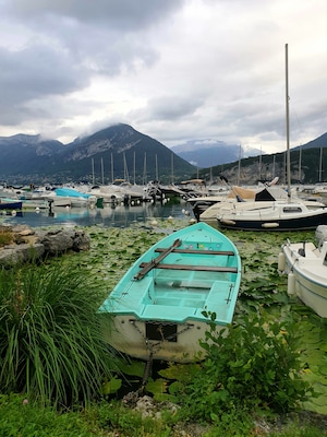 Cycled along the lake and came across this litte boat