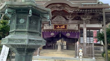 Kirihata-ji is the Buddhist temple in Awa, Tokushima prefecture, Japan. Here is a one temple of the Shikoku Pilgrimage, the 10th Fudasho.

First, it is to go to the parking lot by car, you'll have to go through a very narrow road.
Then, while you walk down the car, you can not go and not climb even 333 stages of stone steps.
The stone steps will consume the physical strength to climb very. But, it is easier than Kotohiragu of Kotohira-cho, Nakatado-gun, Kagawa Prefecture.