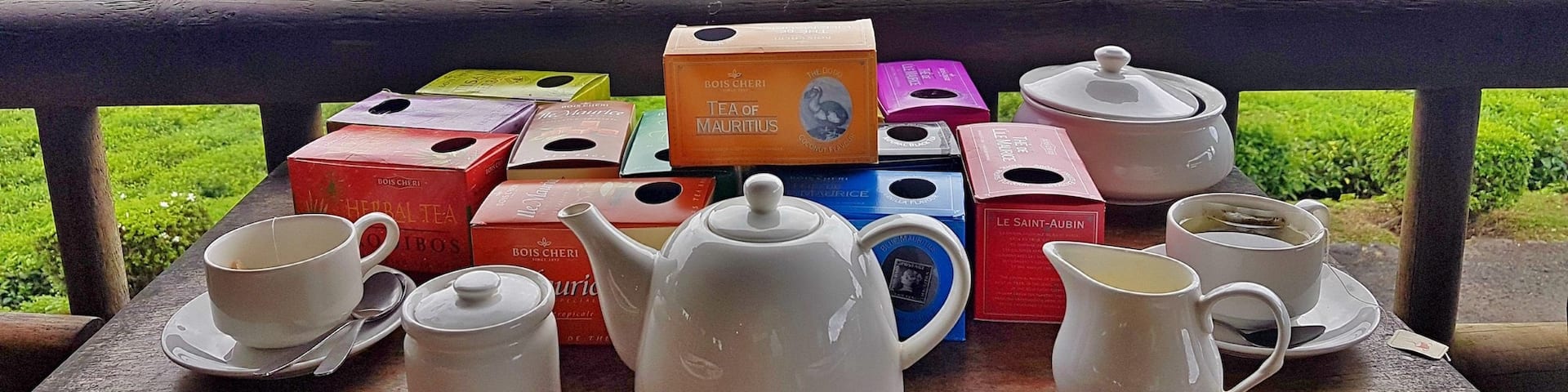 We found this place by random while we were driving in the rain, hungry and a little lost. The restaurant was closed but for 100 rupees, you can try all the tea you want with one of the most impressive tropical views we've seen on the island!
#mauritius #tea #teatime #afternoontea