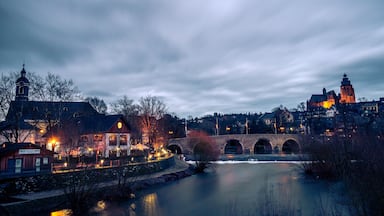 Blick auf die alte Lahnbrücke und den Wetzlarer Dom im Hintergrund.