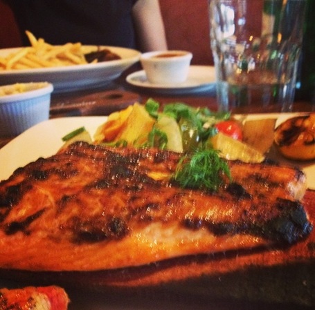 Salmón al frente, y ribs con papas fritas atrás. Ambos platos estaban riquísimos!! Excelente lugar para comer 👌 / Salmon and at the back you can see ribs w fries. Both dishes were delicious!! Excellent place to eat 👌 #Delicious