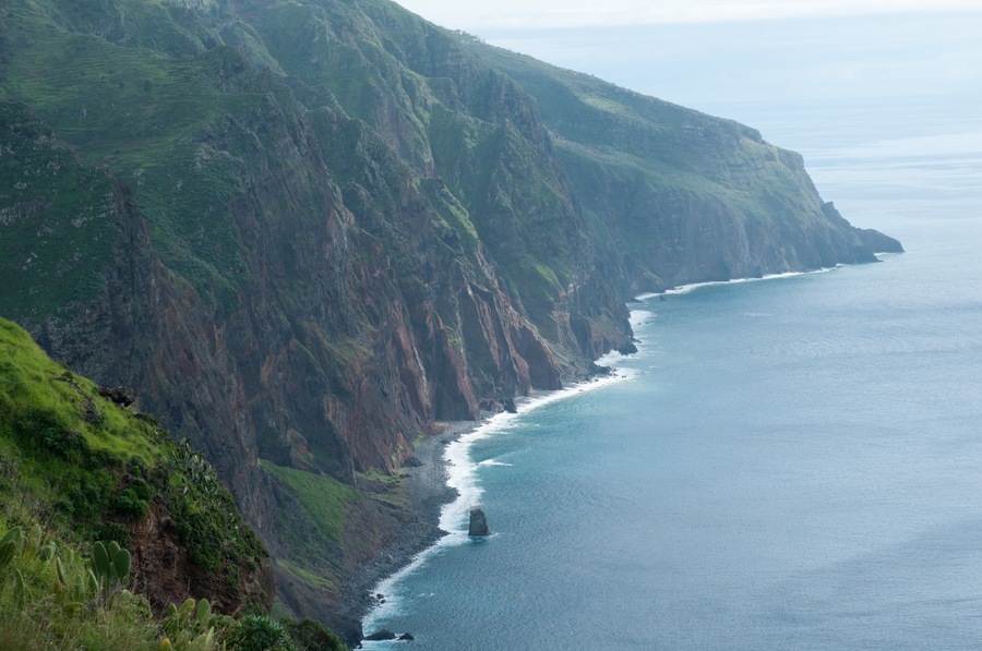 Right before trekking to the lighthouse, we found this view and stood watching the ocean for minutes in a row...
My favourite moment and spot on Madeira.
#waterlust
P.S. The highlights of exploring Madeira (in Romanian)--
https://bit.ly/2ygmh7C