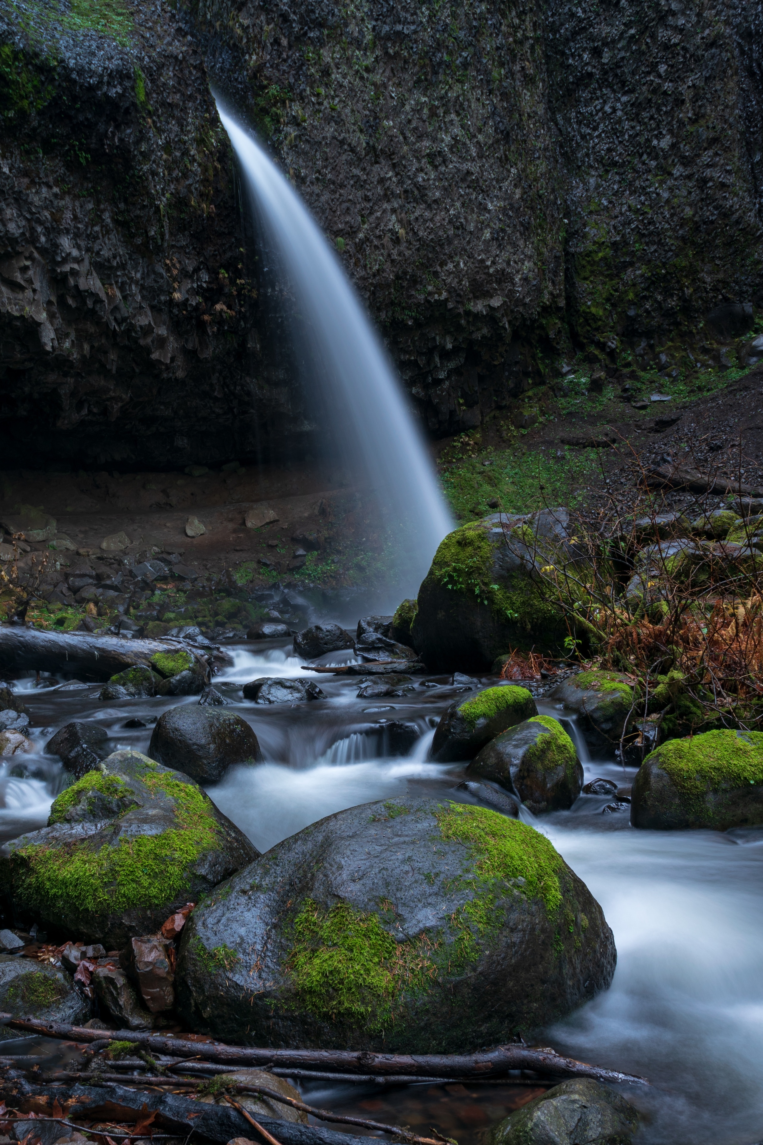 Grabbed this photo right at sunset on a cold rainy day.  The trail to this waterfall is finally open after the 2017 Eagle Creek fire. #oregon #waterfalls #horsetailfalls 