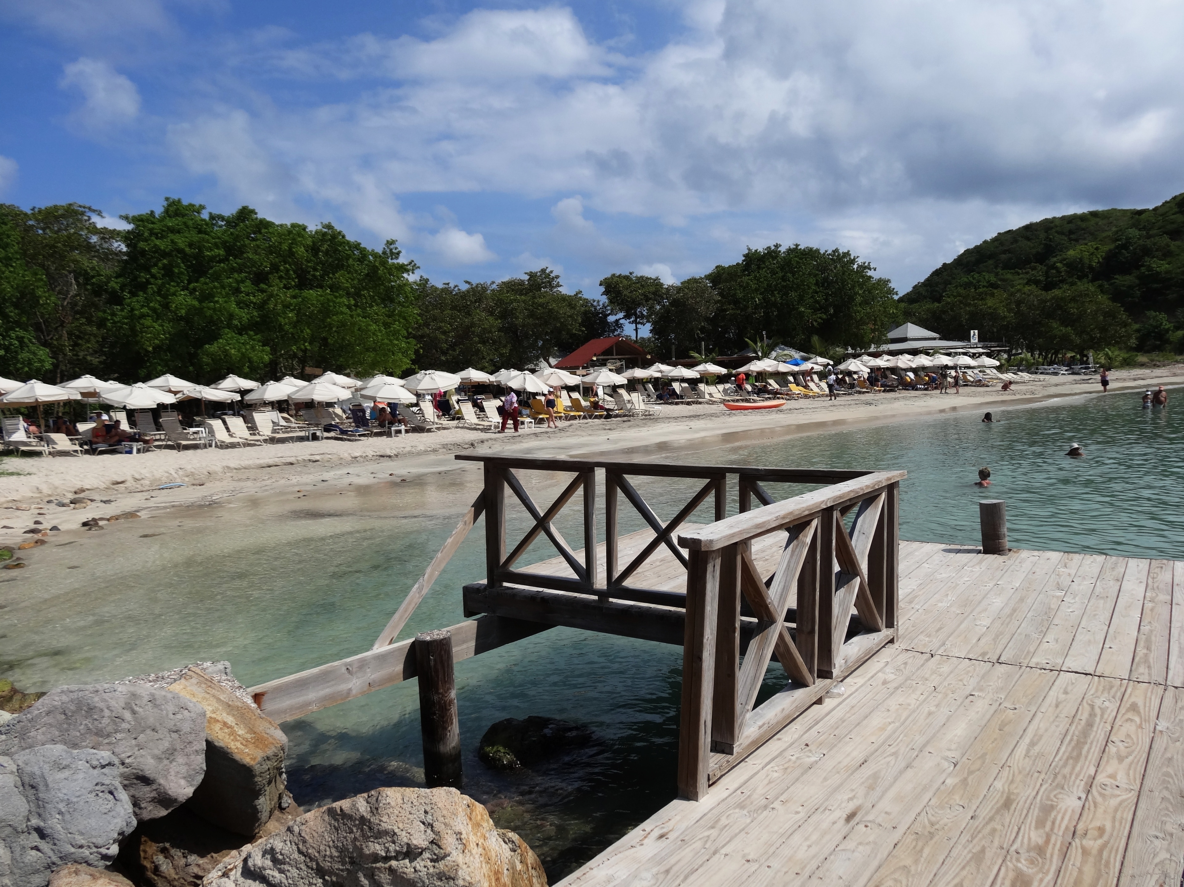 #SaintKitts #Nevis #Caribbean 

A Cockleshell Bay é uma baía de águas limpas e mar tranquilo. A praia é boa para crianças. Na época em que a conheci a infraestrutura era pequena com apenas um bar e um restaurante. A areia estava maculada com muitas algas mas fui informado que parte das algas são deixadas na praia pois fazem parte de um micro ecossistema. Atrás da praia existe uma lagoa que à época exalava um cheiro forte de mangue.

Cockleshell Bay is a bay of clean water and calm sea. The beach is good for kids. At the time I visited it, the infrastructure was small, with only one bar and one restaurant. The sand was contaminated with many algae, but I was informed that some of the algae are left on the beach because they are part of a micro ecosystem. Behind the beach there is a lagoon that at the time exuded a strong swamp smell.