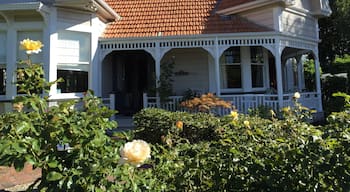 Quaint B&B with lovely garden. Great location to head to the wineries