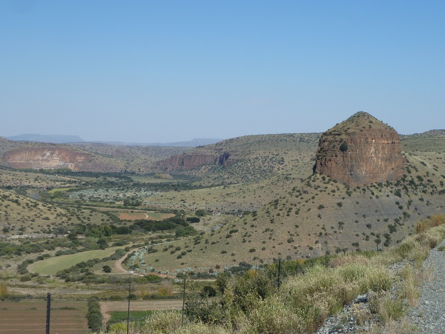 Beautiful scenery on the tarred road (off the N9) to Nieu-Bethesda. Nieu-Bethesda is famous for the Owl House, the house of artist Helen Martins.
http://www.nieu-bethesda.com/en/things-to-do-and-see/in-the-village/2-the-owlhouse.html